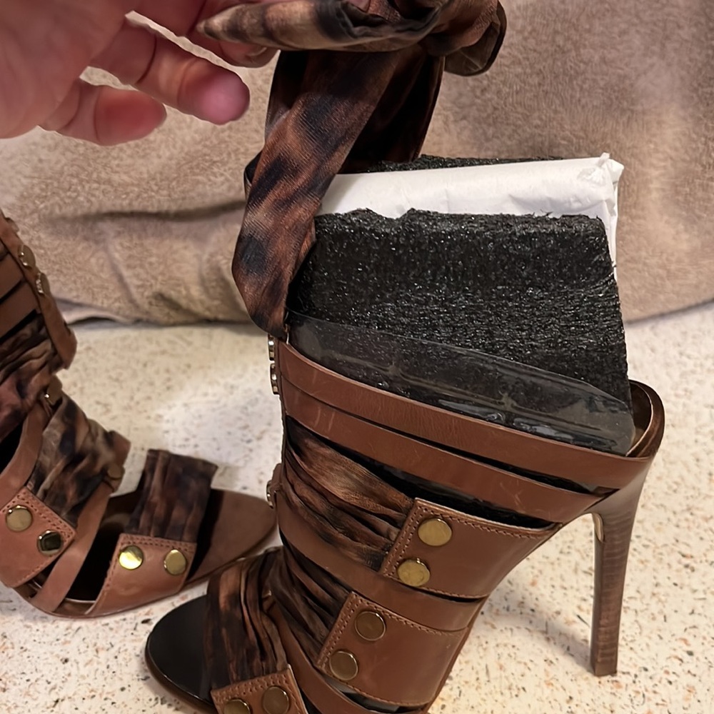 Guess pump laces up around ankle studs on the side size 5